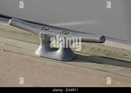 Metall-Klampe am Dock für das binden wissen Stockfoto