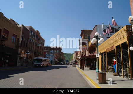 Blauer Himmelsblick, Blick nach Süden vom Stockade Bar, "Alten Westen" Gebäude, Main Street, Deadwood, South Dakota, USA Stockfoto