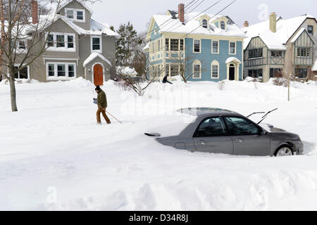 Newhaven, Connecticut, USA. 9. Februar 2013. Mann Ski in Straße nach Schneesturm Nemo 34 Zoll Schnee in New Haven, CT. Kredit fällt: Michael Doolittle / Alamy Live News Stockfoto