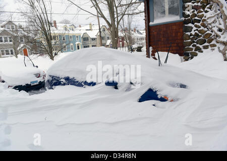 Newhaven, Connecticut, USA. 9. Februar 2013. Autos begraben nachdem Schneesturm Nemo 34 Zoll Schnee in New Haven, CT. Kredit fällt: Michael Doolittle / Alamy Live News Stockfoto