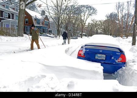 Newhaven, Connecticut, USA. 9. Februar 2013. Ski mit dem Auto begraben nachdem Schneesturm Nemo 34 Zoll Schnee in New Haven, CT. Kredit fällt Mann: Michael Doolittle / Alamy Live News Stockfoto