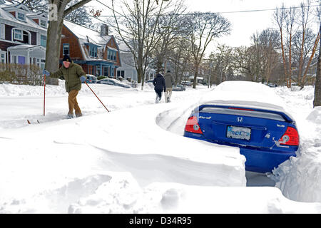 Newhaven, Connecticut, USA. 9. Februar 2013. Mann Langlaufski Straße mit Autos begraben nachdem Schneesturm Nemo 34 Zoll Schnee in New Haven, CT. Kredit fällt: Michael Doolittle / Alamy Live News Stockfoto