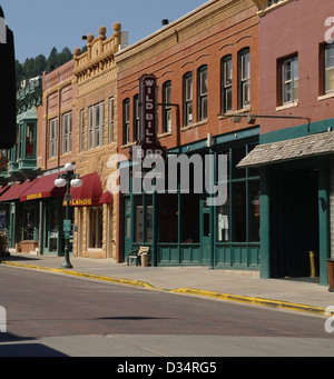 Blick in den blauen Himmel m.b. Wilson "Wild Bill Bar" und Apex Gebäude, Deadwood Badlands, Main Street, Deadwood, South Dakota, USA Stockfoto