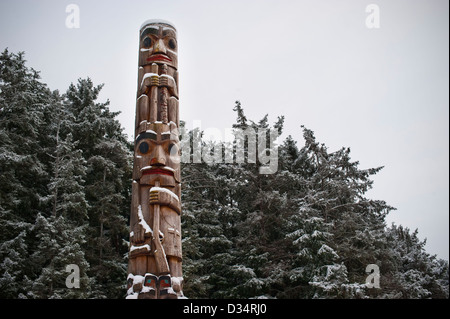 Winter landschaftlich der Totempfahl in Sitka National Historical Park, Sitka, Alaska, USA. Stockfoto