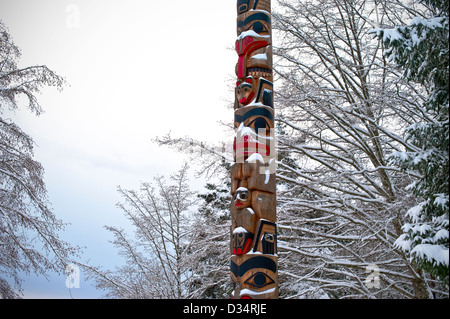 Winter landschaftlich der Totempfahl in Sitka National Historical Park, Sitka, Alaska, USA. Stockfoto