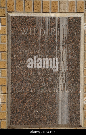 Granit Plaque zusammenfassende Wild Bills Leben, Basis Korczak 1951 "Wild Bill" Büste, Sherman Straße, Deadwood, South Dakota, USA Stockfoto