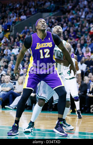 07.02.2013. Boston, Mass.  Los Angeles Lakers Center Dwight Howard (12) MIAS für die Erholung mit Boston Celtics Power Forwards Chris Wilcox (44) während die Boston Celtics 116-95 Sieg über die Los Angeles Lakers im TD Garden, Boston, Massachusetts, USA. Stockfoto