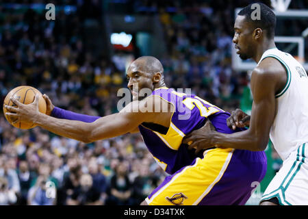 07.02.2013. Boston, Mass.  Los Angeles Lakers shooting Guard Kobe Bryant (24), Boston Celtics macht Beiträge weiterleiten Jeff Green (8) bei den Boston Celtics 116-95 Sieg über die Los Angeles Lakers im TD Garden, Boston, Massachusetts, USA. Stockfoto