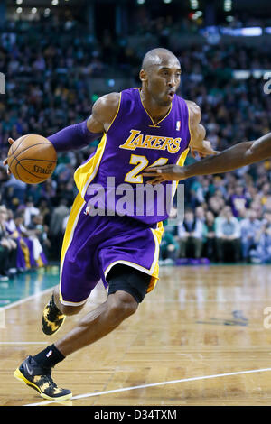 07.02.2013. Boston, Mass.  Los Angeles Lakers shooting Guard Kobe Bryant (24) dribbelt bei den Boston Celtics 116-95 Sieg über die Los Angeles Lakers im TD Garden, Boston, Massachusetts, USA. Stockfoto