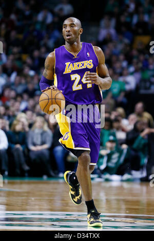 07.02.2013. Boston, Mass.  Los Angeles Lakers shooting Guard Kobe Bryant (24) bringt die Kugel vorne bei den Boston Celtics 116-95 Sieg über die Los Angeles Lakers im TD Garden, Boston, Massachusetts, USA. Stockfoto