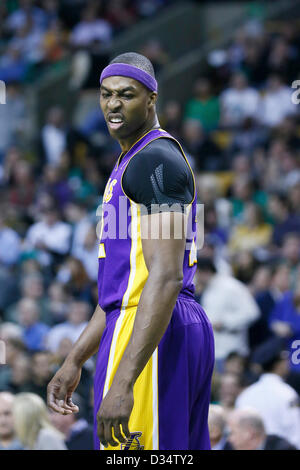 07.02.2013. Boston, Mass.  Los Angeles Lakers-Center Dwight Howard (12) sieht niedergeschlagen bei den Boston Celtics 116-95 Sieg über die Los Angeles Lakers im TD Garden, Boston, Massachusetts, USA. Stockfoto