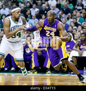 07.02.2013. Boston, Mass.  Los Angeles Lakers shooting Guard Kobe Bryant (24) Vergangenheit treibt kleine Boston Celtics Paul Pierce (34) bei den Boston Celtics 116-95 Sieg über die Los Angeles Lakers im TD Garden, Boston, Massachusetts, USA weiterleiten. Stockfoto