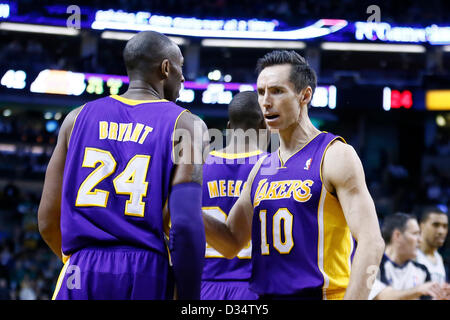 07.02.2013. Boston, Mass.  Los Angeles Lakers point Guard Steve Nash (10) neben Los Angeles Lakers shooting Guard Kobe Bryant (24) bei den Boston Celtics 116-95-Sieg über die Los Angeles Lakers im TD Garden, Boston, Massachusetts, USA gesehen wird. Stockfoto