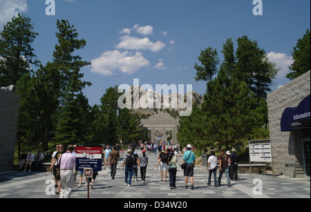 Menschen zu Fuß Bäumen gesäumten Eingang Gehweg in Richtung Felswand amerikanischen Präsidenten Skulpturen, Mount Rushmore, South Dakota, USA Stockfoto