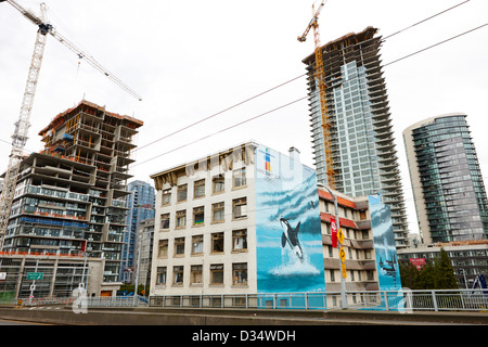 Wyland Orcas Wandbild auf alte continental Hotel vor der Marke neue Eigentumswohnung Projekt Granville street Yaletown Vancouver BC Kanada Stockfoto