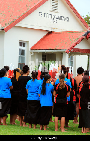 Maori Mitglieder der Waka-Crew stand außen Te Tii Marae in Waitangi in Führung Waitangi Day feiern Stockfoto