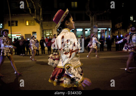 9. Februar 2013. Barcelona, Katalonien, Spanien. Ein Mitglied der Parade des Karnevals. Verschiedene Ensembles der lateinischen Gemeinschaft in Katalonien sind wegen der Karneval in der legendären Parallel Avenue von Barcelona vergangen. Seit Jahren sind die Stadt-Paraden in verschiedenen Stadtteilen statt. Parallel Avenue in der Vergangenheit war das Epizentrum der Stadt Showbiz mit vielen Theatern und Konzertsälen entlang der Allee. Stockfoto