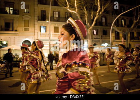 9. Februar 2013. Barcelona, Katalonien, Spanien. Ein Mitglied der Parade von Karneval traditionell kleiden. Verschiedene Ensembles der lateinischen Gemeinschaft in Katalonien sind wegen der Karneval in der legendären Parallel Avenue von Barcelona vergangen. Seit Jahren sind die Stadt-Paraden in verschiedenen Stadtteilen statt. Parallel Avenue in der Vergangenheit war das Epizentrum der Stadt Showbiz mit vielen Theatern und Konzertsälen entlang der Allee. Stockfoto