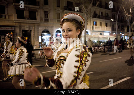 9. Februar 2013. Barcelona, Katalonien, Spanien. Ein Mitglied der Parade von Karneval traditionell kleiden. Verschiedene Ensembles der lateinischen Gemeinschaft in Katalonien sind wegen der Karneval in der legendären Parallel Avenue von Barcelona vergangen. Seit Jahren sind die Stadt-Paraden in verschiedenen Stadtteilen statt. Parallel Avenue in der Vergangenheit war das Epizentrum der Stadt Showbiz mit vielen Theatern und Konzertsälen entlang der Allee. Stockfoto