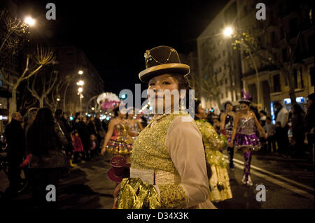 9. Februar 2013. Barcelona, Katalonien, Spanien. Ein Mitglied der Parade von Karneval traditionell kleiden. Verschiedene Ensembles der lateinischen Gemeinschaft in Katalonien sind wegen der Karneval in der legendären Parallel Avenue von Barcelona vergangen. Seit Jahren sind die Stadt-Paraden in verschiedenen Stadtteilen statt. Parallel Avenue in der Vergangenheit war das Epizentrum der Stadt Showbiz mit vielen Theatern und Konzertsälen entlang der Allee. Stockfoto