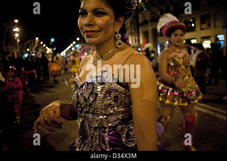 9. Februar 2013. Barcelona, Katalonien, Spanien. Ein Mitglied der Parade von Karneval traditionell kleiden. Verschiedene Ensembles der lateinischen Gemeinschaft in Katalonien sind wegen der Karneval in der legendären Parallel Avenue von Barcelona vergangen. Seit Jahren sind die Stadt-Paraden in verschiedenen Stadtteilen statt. Parallel Avenue in der Vergangenheit war das Epizentrum der Stadt Showbiz mit vielen Theatern und Konzertsälen entlang der Allee. Stockfoto