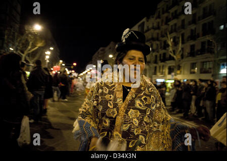 9. Februar 2013. Barcelona, Katalonien, Spanien. Ein Mitglied der Parade von Karneval traditionell kleiden. Verschiedene Ensembles der lateinischen Gemeinschaft in Katalonien sind wegen der Karneval in der legendären Parallel Avenue von Barcelona vergangen. Seit Jahren sind die Stadt-Paraden in verschiedenen Stadtteilen statt. Parallel Avenue in der Vergangenheit war das Epizentrum der Stadt Showbiz mit vielen Theatern und Konzertsälen entlang der Allee. Stockfoto