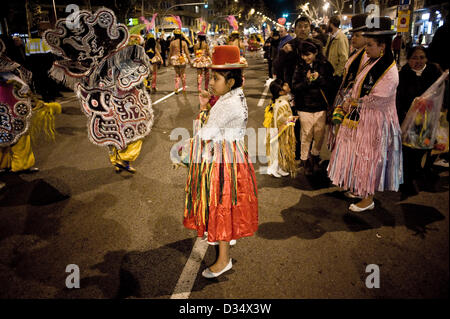 9. Februar 2013. Barcelona, Katalonien, Spain.viele Zuschauer traditionell gekleidet und beobachten den Karnevalsumzug. Verschiedene Ensembles der lateinischen Gemeinschaft in Katalonien sind wegen der Karneval in der legendären Parallel Avenue von Barcelona vergangen. Seit Jahren sind die Stadt-Paraden in verschiedenen Stadtteilen statt. Parallel Avenue in der Vergangenheit war das Epizentrum der Stadt Showbiz mit vielen Theatern und Konzertsälen entlang der Allee. Stockfoto