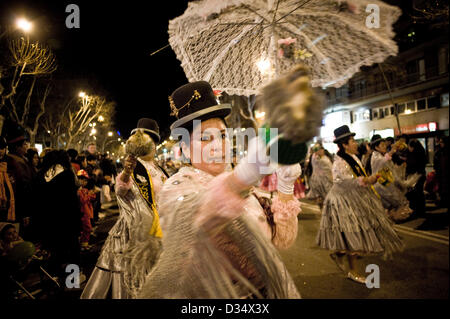 9. Februar 2013. Barcelona, Katalonien, Spanien. Ein Mitglied der Parade von Karneval traditionell kleiden. Verschiedene Ensembles der lateinischen Gemeinschaft in Katalonien sind wegen der Karneval in der legendären Parallel Avenue von Barcelona vergangen. Seit Jahren sind die Stadt-Paraden in verschiedenen Stadtteilen statt. Parallel Avenue in der Vergangenheit war das Epizentrum der Stadt Showbiz mit vielen Theatern und Konzertsälen entlang der Allee. Stockfoto