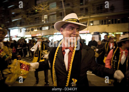 9. Februar 2013. Barcelona, Katalonien, Spanien. Ein Mitglied der Parade von Karneval tanzen. Verschiedene Ensembles der lateinischen Gemeinschaft in Katalonien sind wegen der Karneval in der legendären Parallel Avenue von Barcelona vergangen. Seit Jahren sind die Stadt-Paraden in verschiedenen Stadtteilen statt. Parallel Avenue in der Vergangenheit war das Epizentrum der Stadt Showbiz mit vielen Theatern und Konzertsälen entlang der Allee. Stockfoto