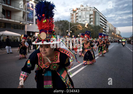 9. Februar 2013. Barcelona, Katalonien, Spanien. Ein Mitglied der Parade von Karneval traditionell kleiden. Verschiedene Ensembles der lateinischen Gemeinschaft in Katalonien sind wegen der Karneval in der legendären Parallel Avenue von Barcelona vergangen. Seit Jahren sind die Stadt-Paraden in verschiedenen Stadtteilen statt. Parallel Avenue in der Vergangenheit war das Epizentrum der Stadt Showbiz mit vielen Theatern und Konzertsälen entlang der Allee. Stockfoto