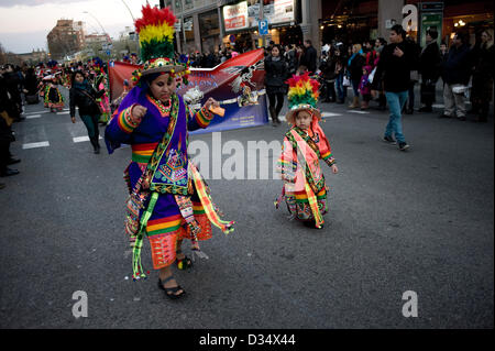 9. Februar 2013. Barcelona, Katalonien, Spanien. Mitglieder der Parade von Karneval traditionell kleiden. Verschiedene Ensembles der lateinischen Gemeinschaft in Katalonien sind wegen der Karneval in der legendären Parallel Avenue von Barcelona vergangen. Seit Jahren sind die Stadt-Paraden in verschiedenen Stadtteilen statt. Parallel Avenue in der Vergangenheit war das Epizentrum der Stadt Showbiz mit vielen Theatern und Konzertsälen entlang der Allee. Stockfoto