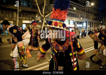 9. Februar 2013. Barcelona, Katalonien, Spanien. Ein Mitglied der Parade von Karneval traditionell kleiden. Verschiedene Ensembles der lateinischen Gemeinschaft in Katalonien sind wegen der Karneval in der legendären Parallel Avenue von Barcelona vergangen. Seit Jahren sind die Stadt-Paraden in verschiedenen Stadtteilen statt. Parallel Avenue in der Vergangenheit war das Epizentrum der Stadt Showbiz mit vielen Theatern und Konzertsälen entlang der Allee. Stockfoto