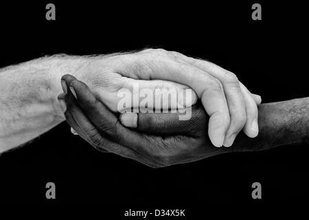 Indische und englische Hände. Westliche und östliche Hände. Schwarz und Weiß. Ein Menschheitskonzept Stockfoto