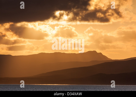 Dramatischen Bergketten eroberte im November Sonnenuntergang über Islay, Schottland, Vereinigtes Königreich Stockfoto