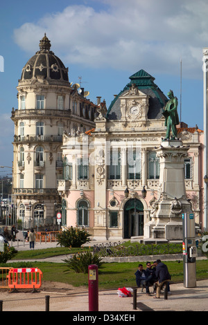 Banco de Portugal und dem Hotel Astoria am Largo da Portagem Square im Zentrum von Coimbra, Portugal Stockfoto