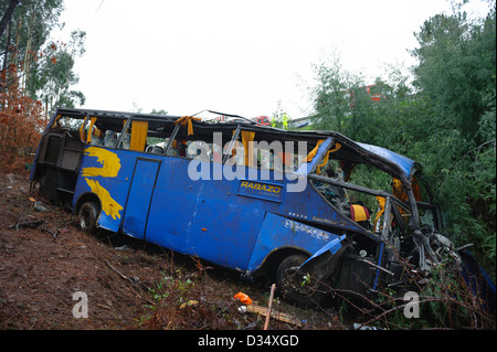 Zerstörten Bus nach einem Autounfall Stockfoto