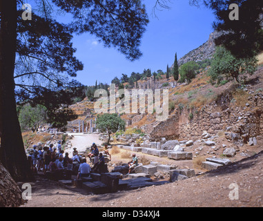 Reisegruppe am Eingang zum Heiligtum des Apollo, Delphi, Parnass, Zentralregion von Griechenland, Griechenland Stockfoto