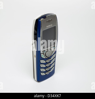 Altes Nokia Handy isoliert auf weißem Hintergrund Stockfoto