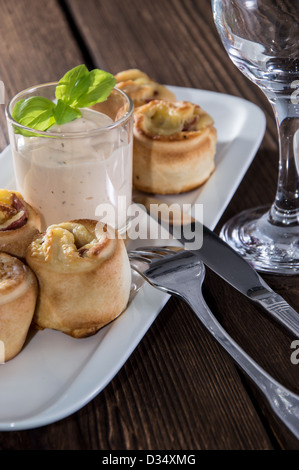 Platte mit Pizzabrot auf hölzernen Hintergrund Stockfoto