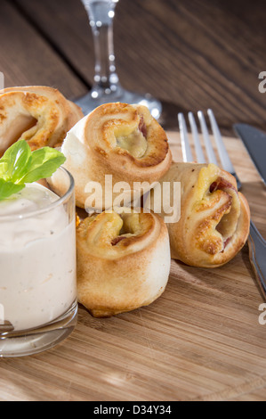 Pizzabrot mit Tomatensauce, Käse und Salami gefüllt Stockfoto