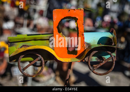 Eine bunte primitive Spielzeug-LKW auf einem verrosteten Metallstab erstellt für die Platzierung in einem Garten. Stockfoto