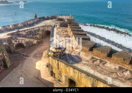 Innenansicht des El Morro Festung mit Kanonen und Mörser Stellplätze, San Juan, Puerto Rico Stockfoto