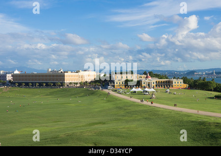 Schule und Museum gesehen von der Festung El Morro, San Juan, Puerto Rico Stockfoto