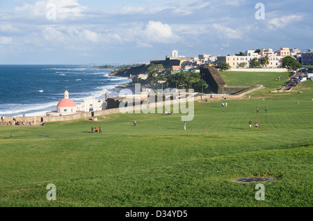 Menschen, die fliegenden Drachen auf dem großen Rasen im El Morro Festung, San Juan, Puerto Rico Stockfoto