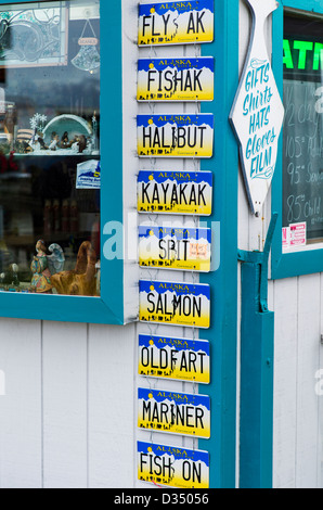 Humorvolle Nummernschild gegenüberstehenden Souvenirläden, Geschäfte und Restaurants entlang der Homer Spit, Homer, Alaska, USA Stockfoto