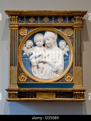 Madonna und Kind mit Cherubim durch Andrea Della Robbia - Florentiner Terrakotta Reliefskulptur, ca. 1485 Stockfoto