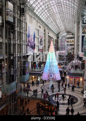 Toronto Eaton Centre Shopping Mall mit Weihnachtsschmuck Stockfoto