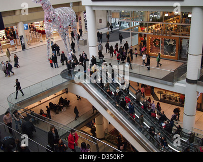 Toronto Eaton Centre Shopping Mall mit Weihnachtsschmuck Stockfoto