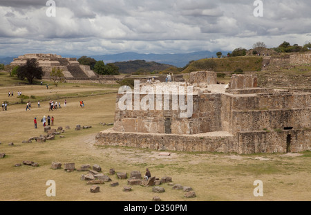 Blick auf Terrassen von oben Süd-Plattform am Monte Albán, Oaxaca, Mexiko. Stockfoto