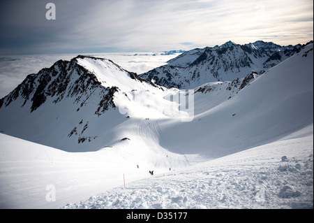 Die französischen Pyrenäen Skifahren im Winter, im Grand Tourmalet Skigebiet von La Mongie und Baréges, Hautes-Pyrénées, Frankreich Stockfoto